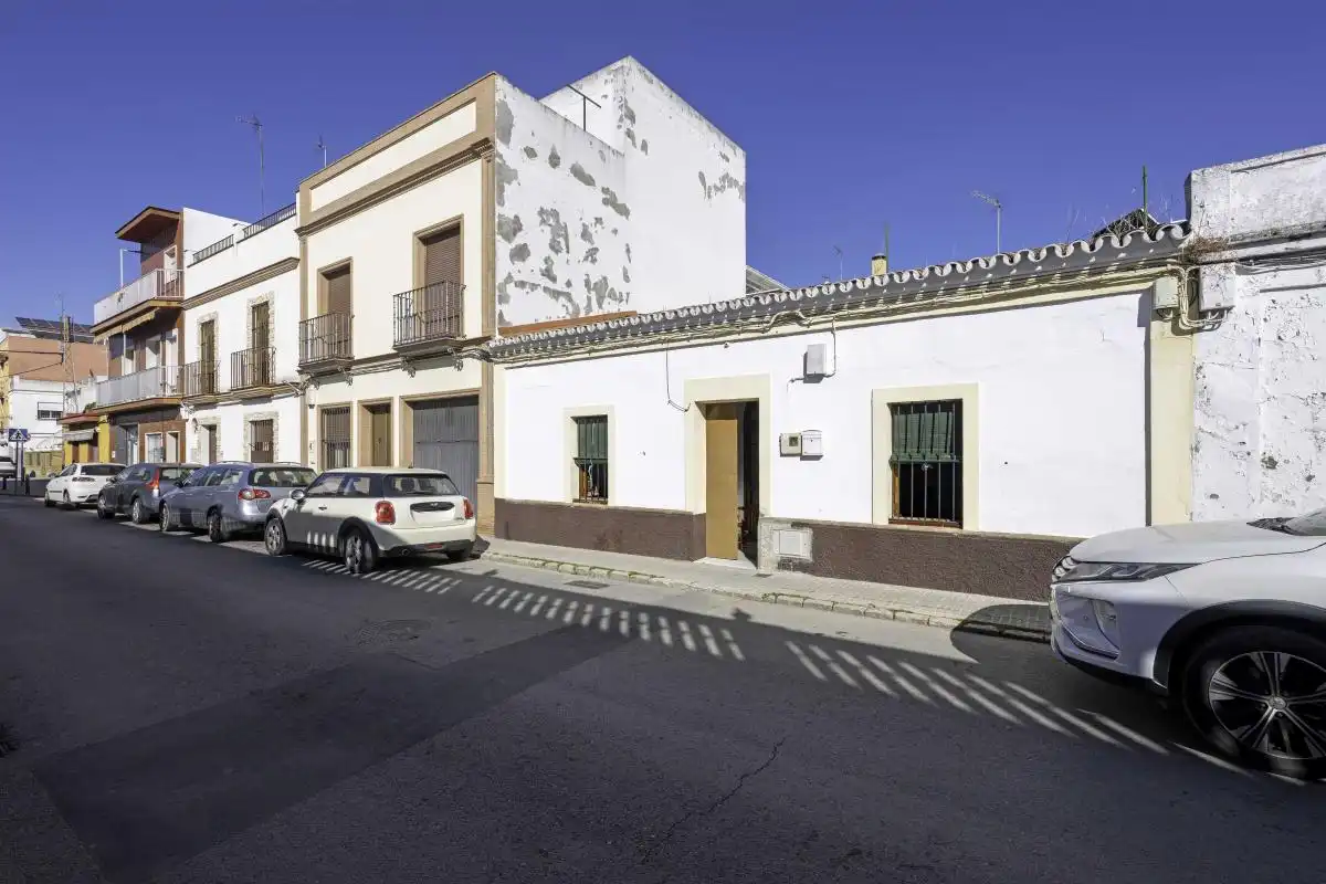 Vista exterior de Casa adosada en venta en Camas con Calefacción, Terraza y Balcón