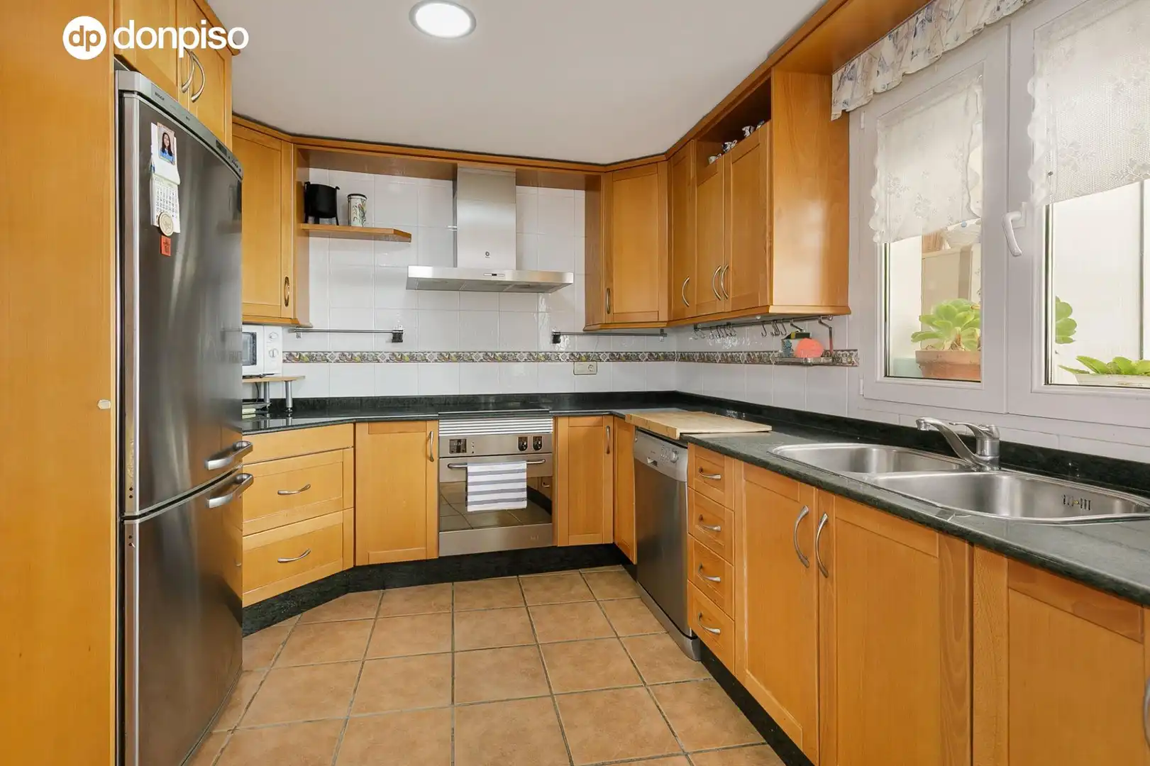 Cocina de Casa adosada en venta en Granada con Aire acondicionado, Calefacción y Terraza