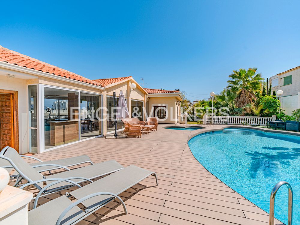 Vista exterior de Casa o xalet en venda en Alicante / Alacant amb Calefacció, Jardí privat i Terrassa