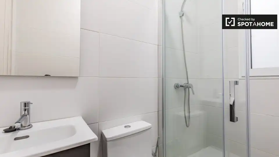 Bathroom of Flat for rent in Valencia  with Air Conditioner, Heating and Furnished