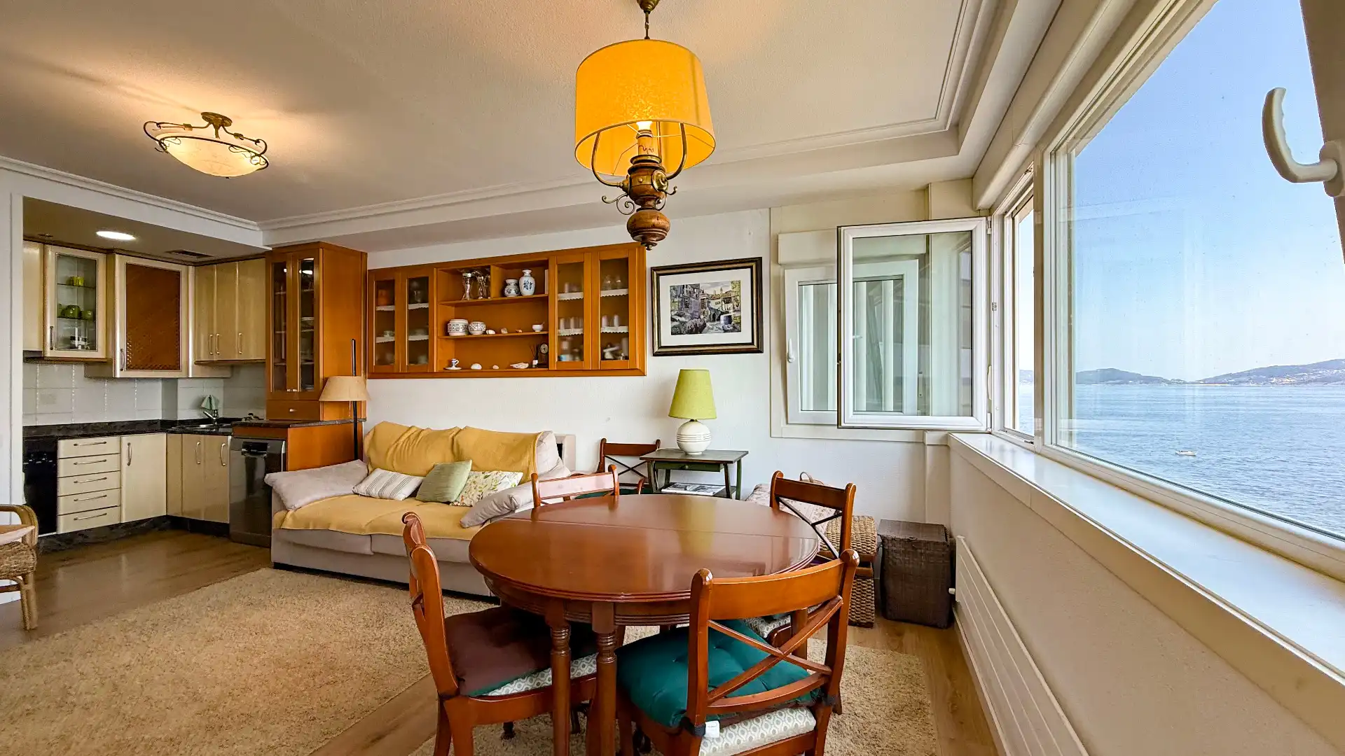 Sala de estar de Piso en venta en Vigo  con Calefacción, Jardín privado y Amueblado