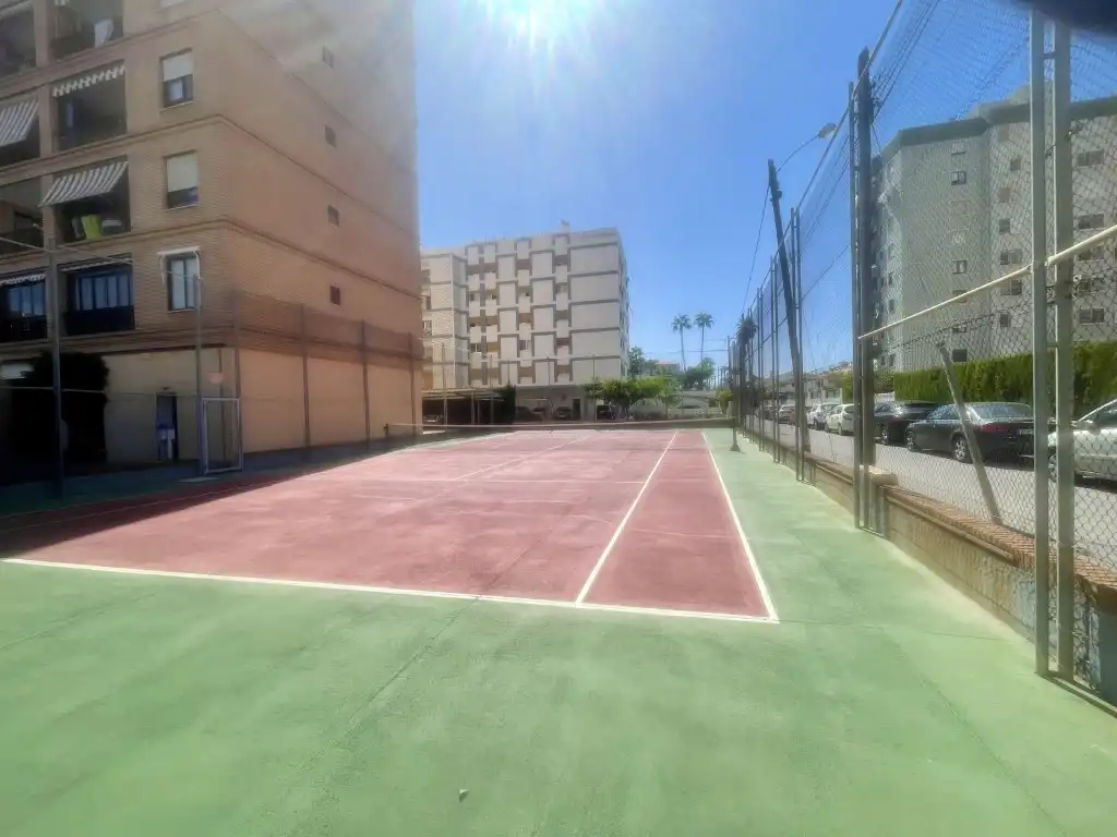Parkplatz von Wohnungen zur Miete in Benicasim / Benicàssim mit Klimaanlage, Privatgarten und Terrasse