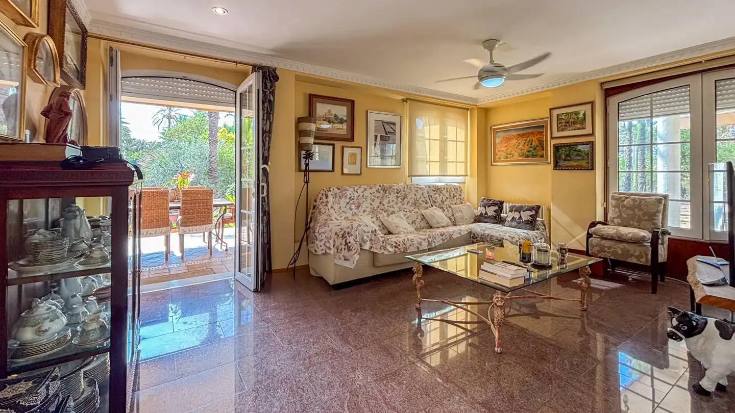Sala d'estar de Casa o xalet en venda en Elche / Elx amb Calefacció, Jardí privat i Parquet