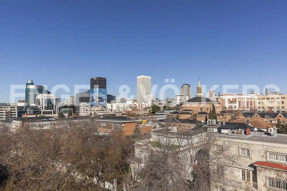 Außenansicht von Wohnung zur Miete in Madrid mit Klimaanlage, Heizung und Parkett
