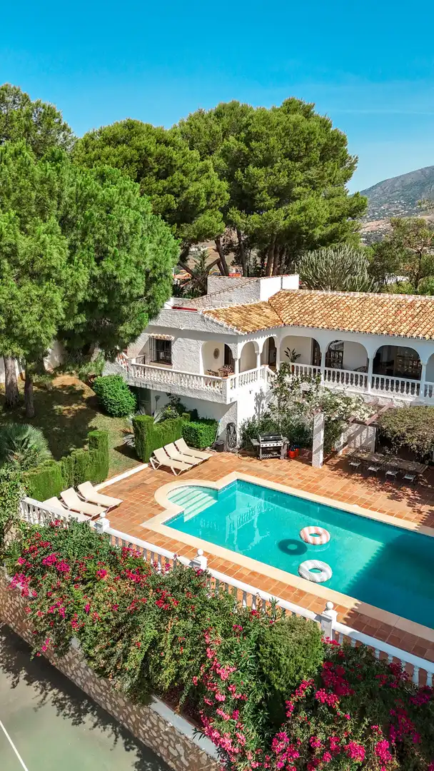Vista exterior de Casa o xalet en venda en Mijas amb Aire condicionat, Jardí privat i Terrassa