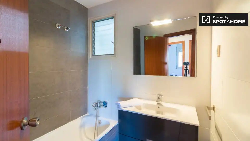 Bathroom of Flat for share in Barcelona  with Air Conditioner, Heating and Furnished