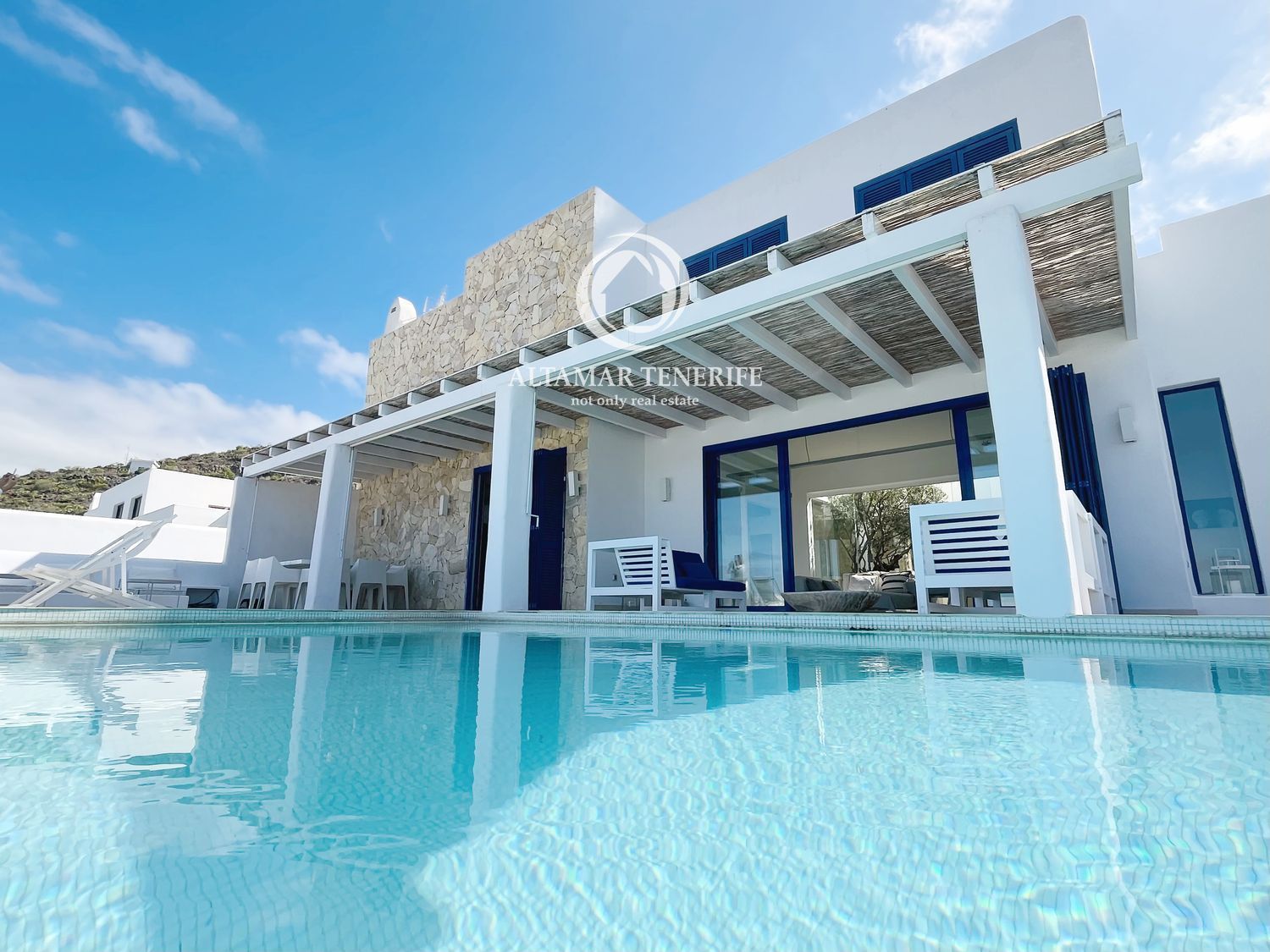 Vista exterior de Casa o xalet en venda en Adeje amb Aire condicionat, Terrassa i Traster