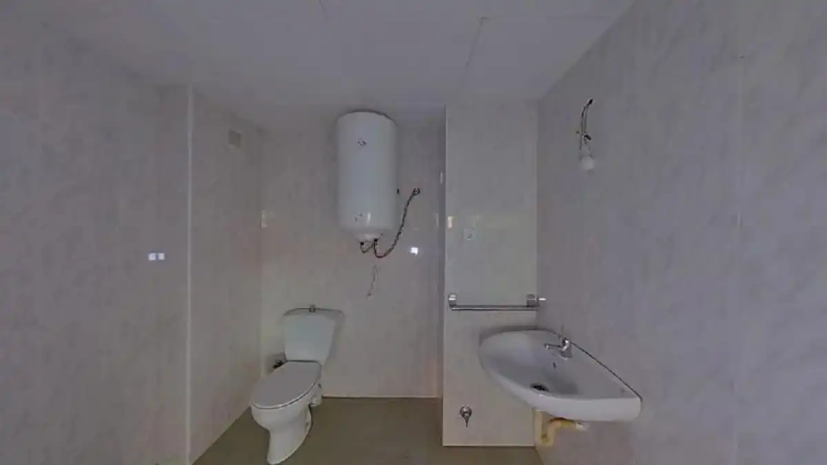 Badezimmer von Wohnungen zum Verkauf in Calella mit Parkett