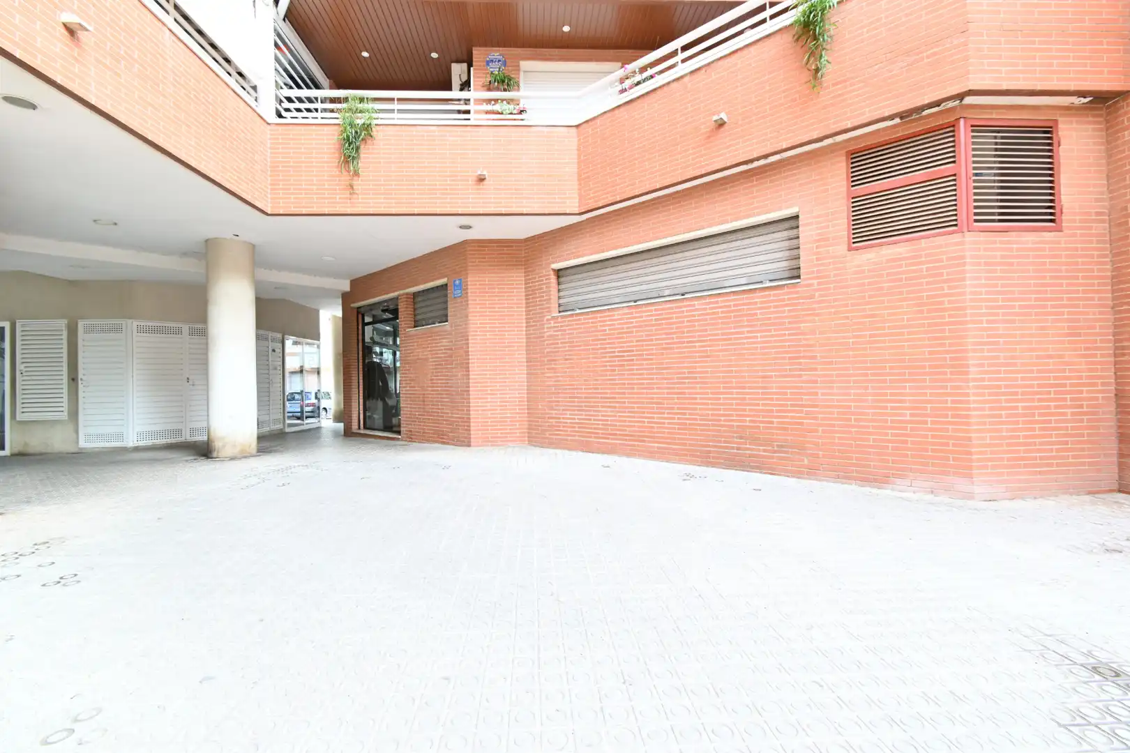 Vista exterior de Local en venda en Vilanova i la Geltrú amb Aire condicionat, Calefacció i Alarma