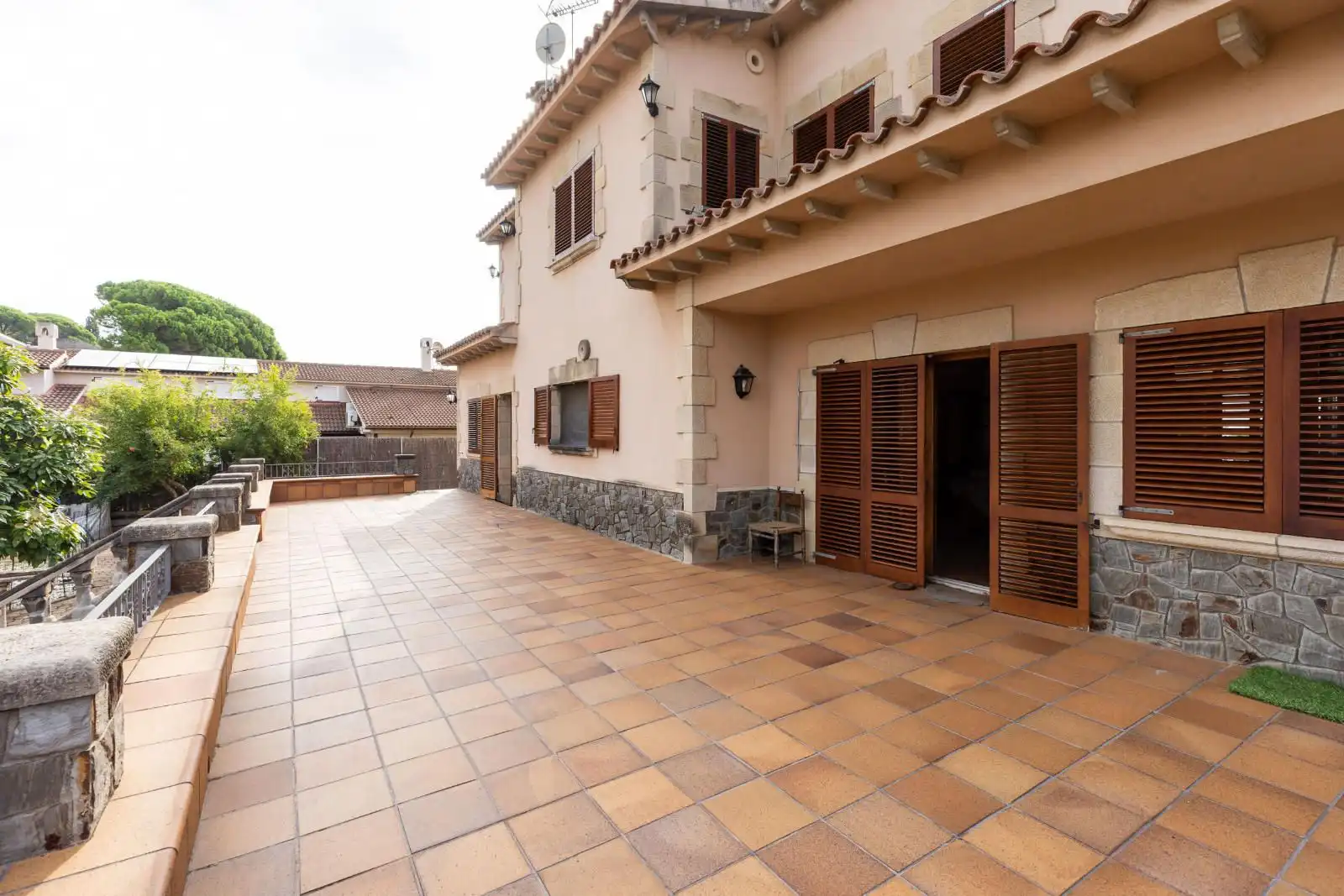 Vista exterior de Casa o xalet en venda en Mataró amb Terrassa i Piscina