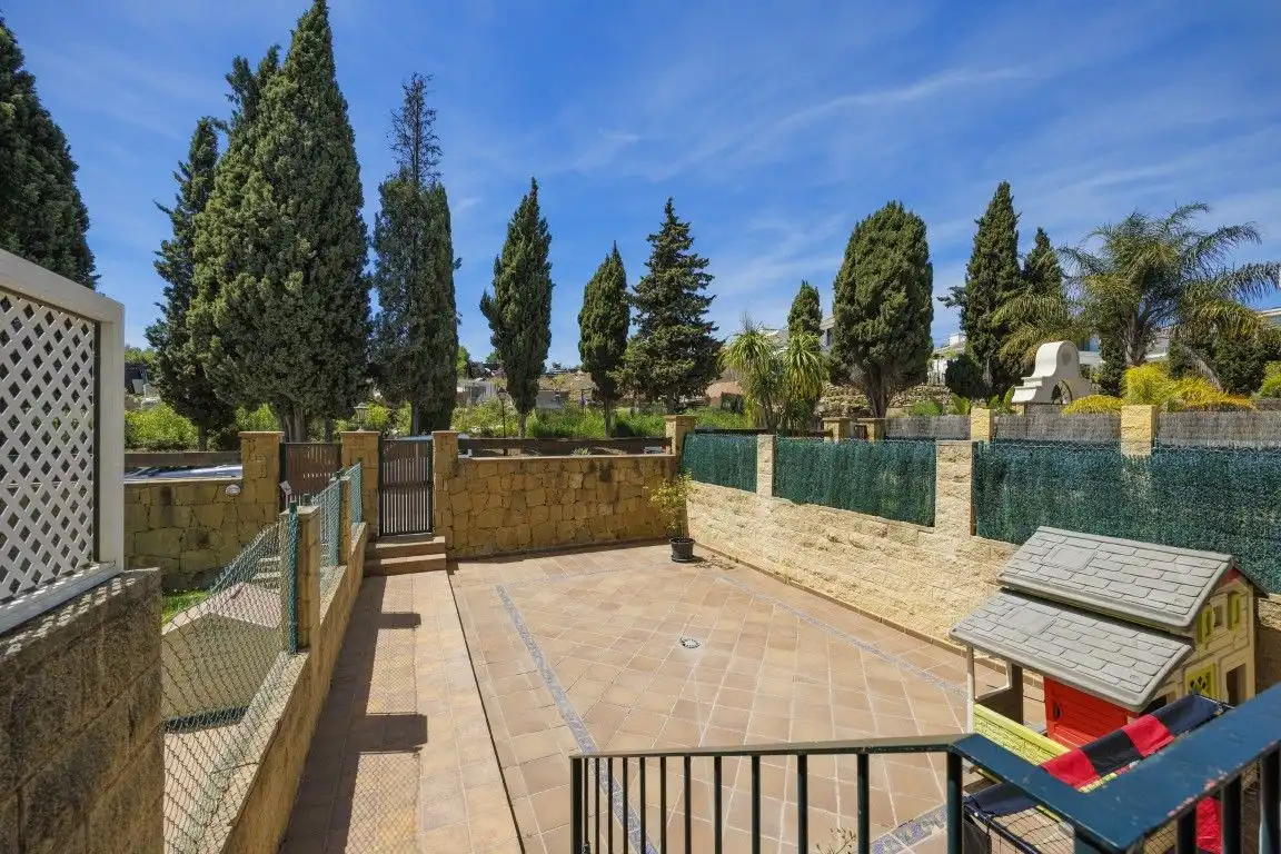 Terrasse von Einfamilien-Reihenhaus zum Verkauf in Marbella mit Klimaanlage, Heizung und Privatgarten