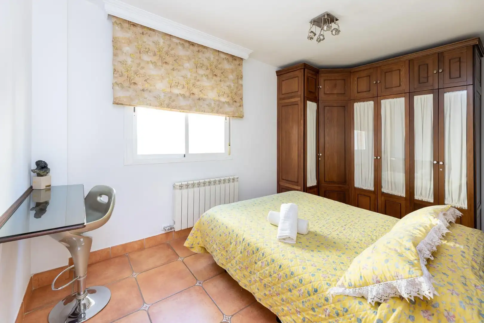 Dormitori de Casa adosada en venda en Granada amb Aire condicionat, Calefacció i Jardí privat