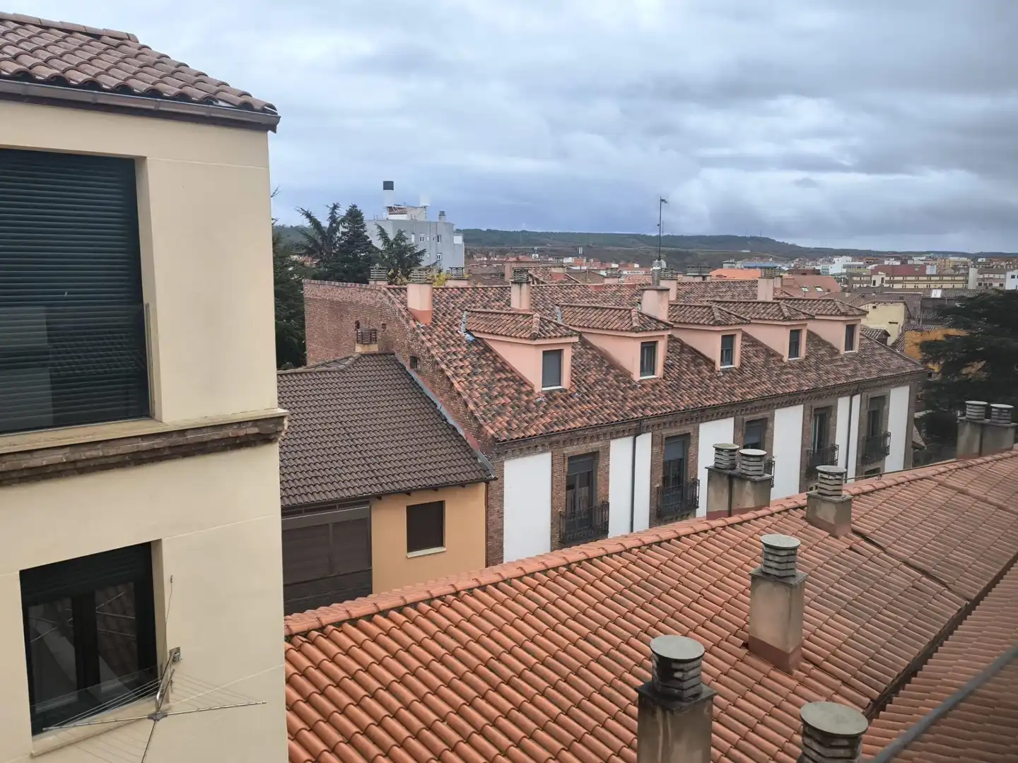 Vista exterior de Àtic en venda en León Capital  amb Calefacció, Parquet i Traster