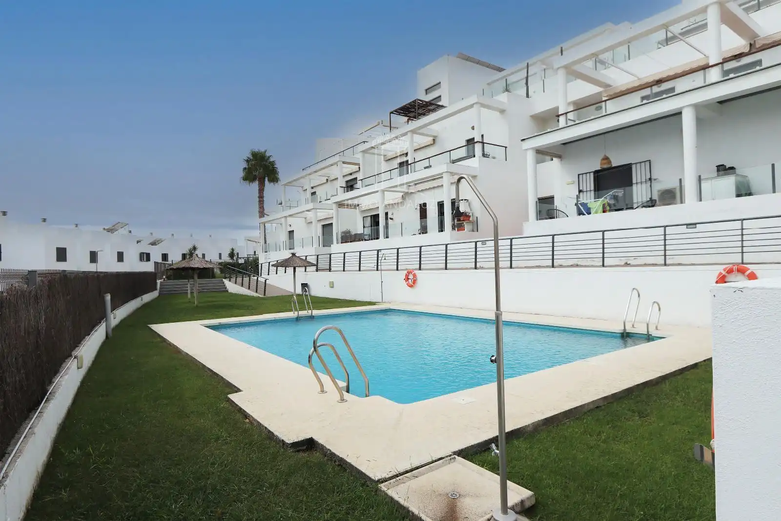 Schwimmbecken von Wohnung zum Verkauf in Conil de la Frontera mit Klimaanlage, Heizung und Terrasse