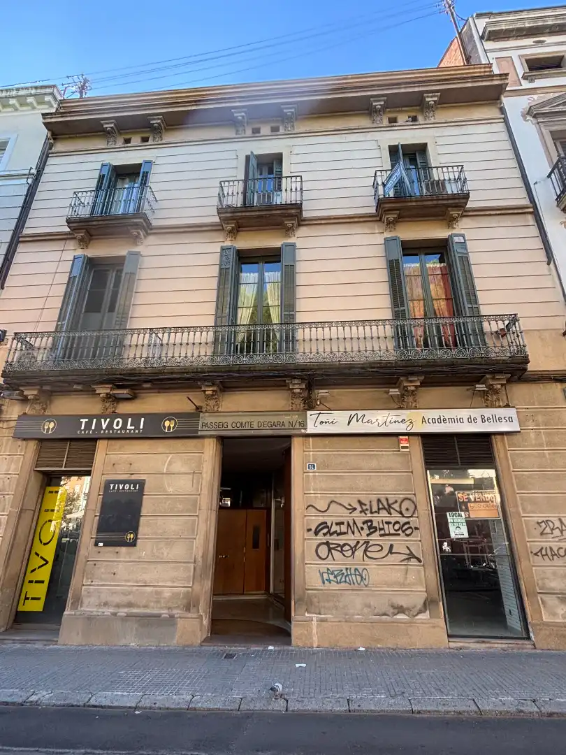 Außenansicht von Erdgeschoss zum Verkauf in Terrassa mit Klimaanlage, Heizung und Privatgarten