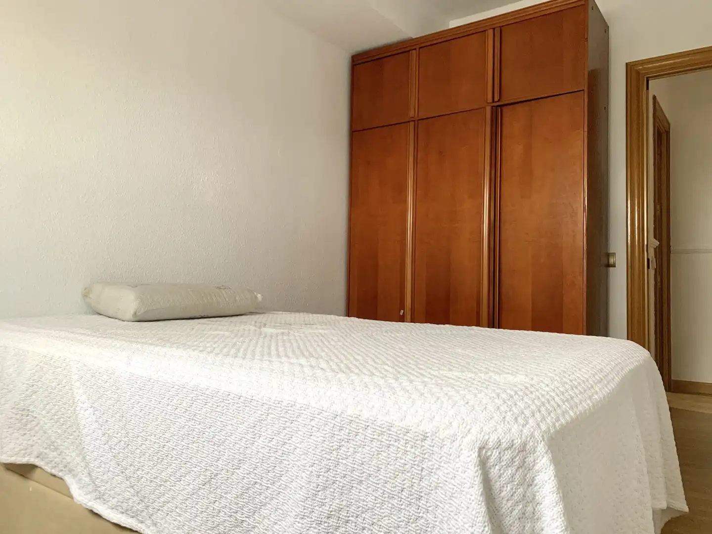 Dormitori de Pis de lloguer en Madrid amb Aire condicionat, Calefacció i Moblat