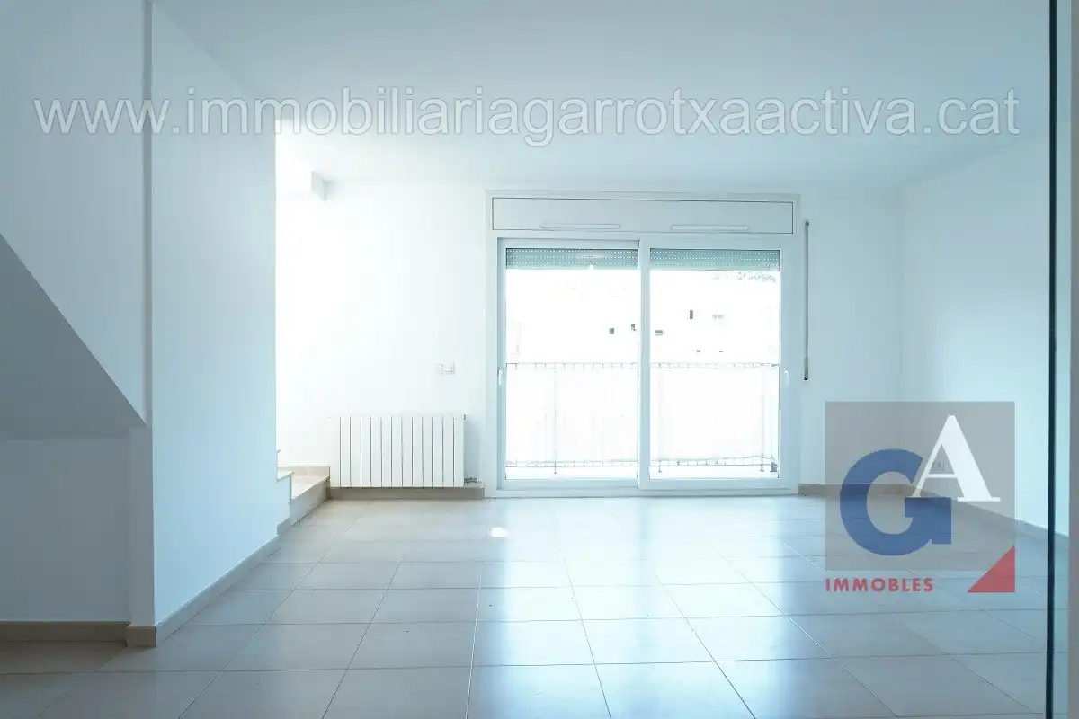 Sala d'estar de Dúplex en venda en Olot amb Calefacció, Terrassa i Balcó