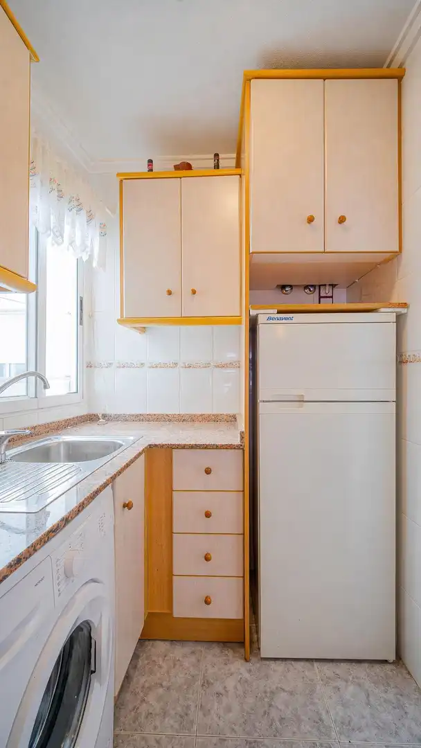 Cuina de Apartament en venda en Torrevieja amb Aire condicionat, Terrassa i Moblat
