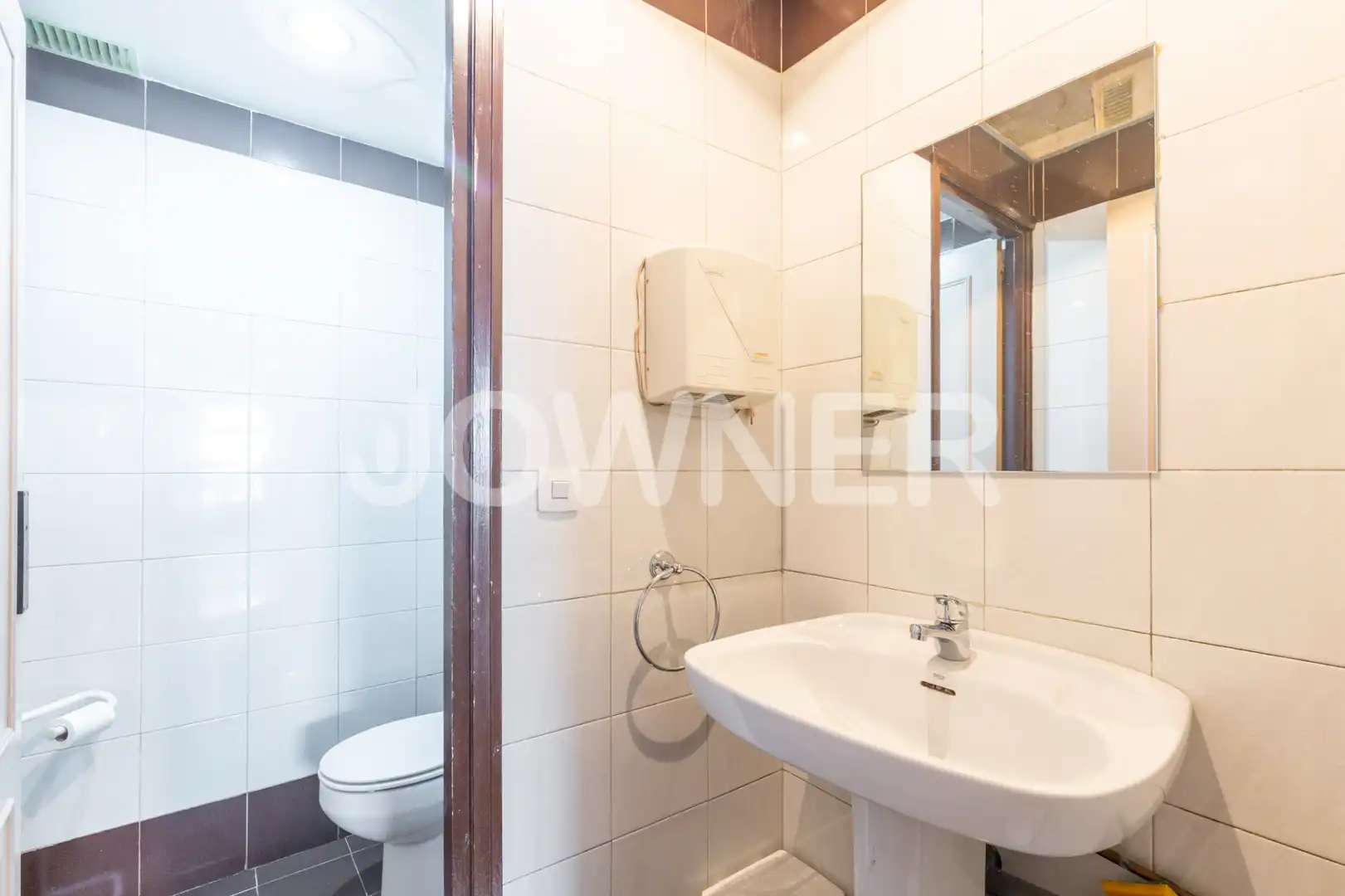 Badezimmer von Büro zur Miete in Madrid mit Klimaanlage und Alarm