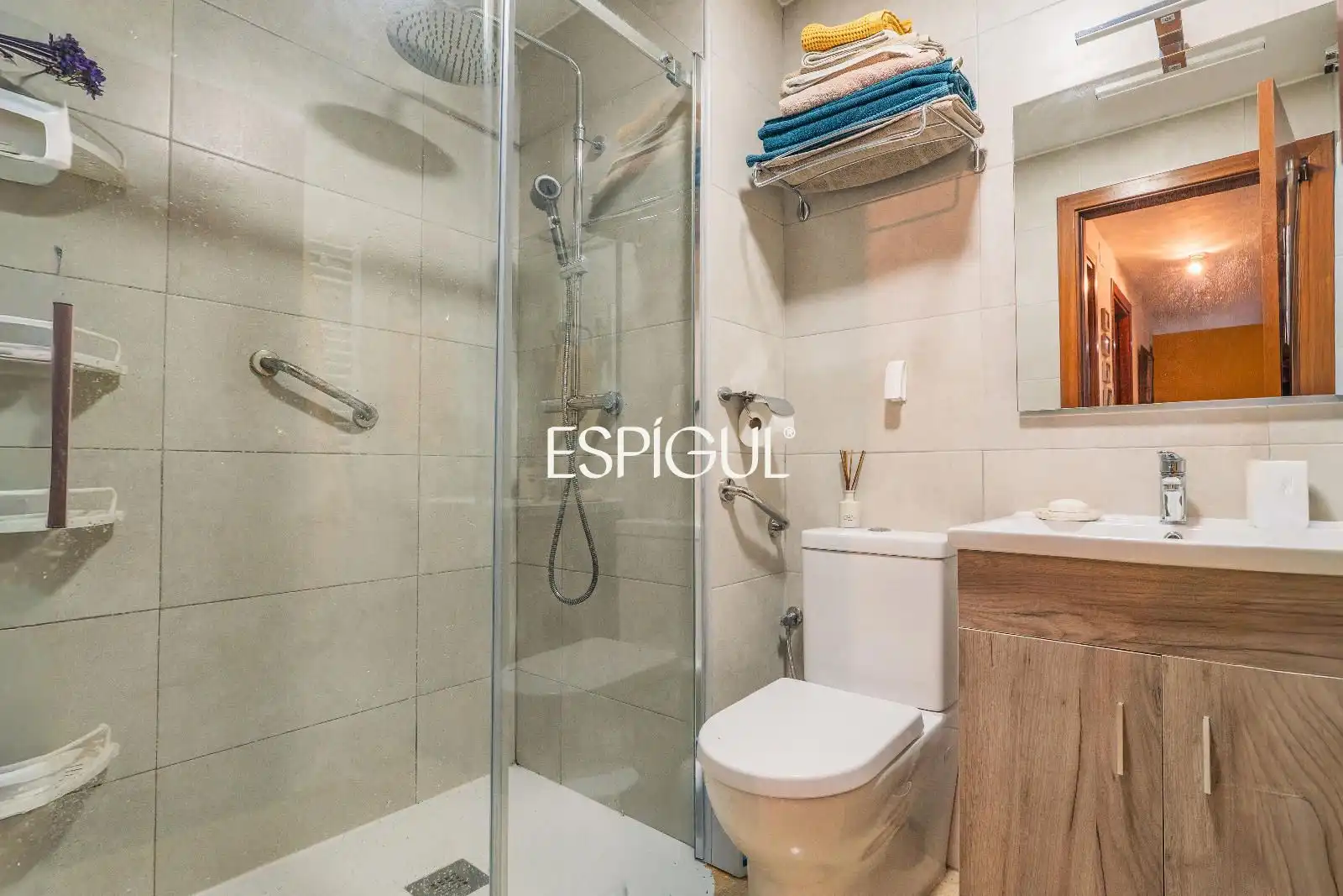 Badezimmer von Wohnung zum Verkauf in Salt mit Heizung, Möbliert und Ofen