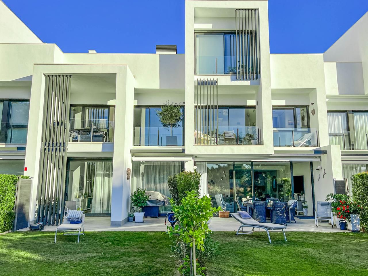 Vista exterior de Casa adosada en venda en Sotogrande amb Aire condicionat, Calefacció i Jardí privat