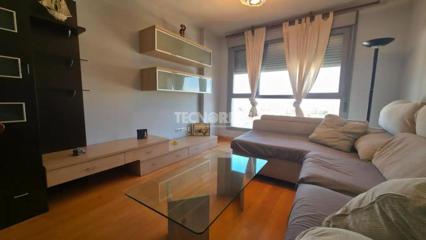 Sala de estar de Piso en venta en Guadalajara con Parquet y Piscina comunitaria