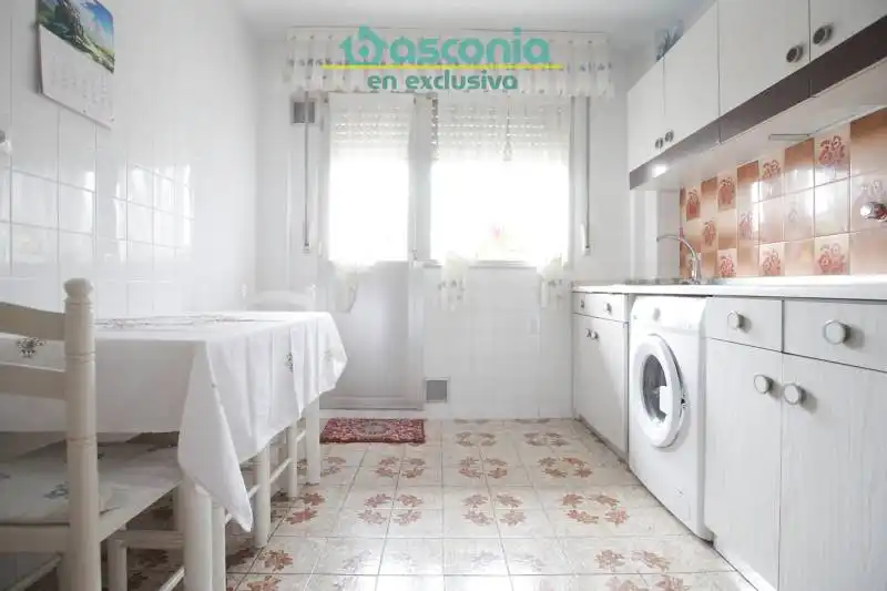 Cuina de Pis en venda en Basauri  amb Calefacció, Terrassa i Moblat