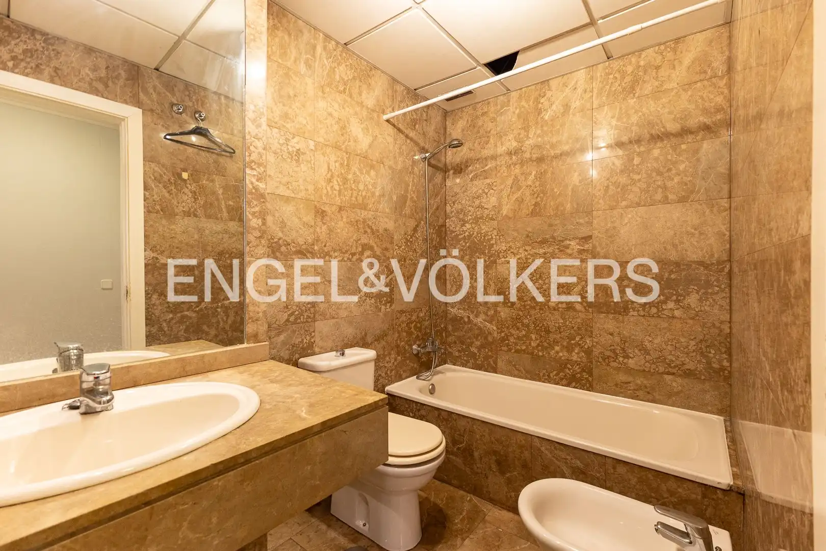 Bathroom of Flat for sale in Madrid  with Air Conditioner and Heating