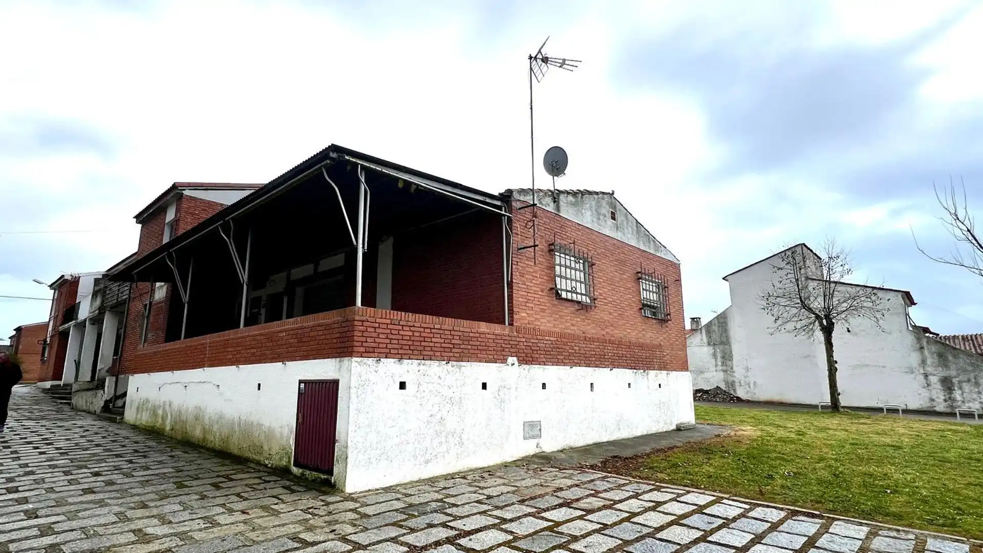 Vista exterior de Local en venta en Plasencia con Aire acondicionado