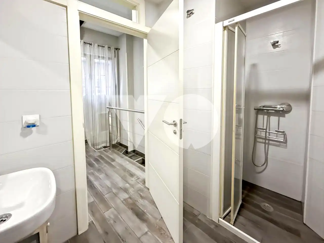Badezimmer von Erdgeschoss zum Verkauf in Madrid mit Klimaanlage