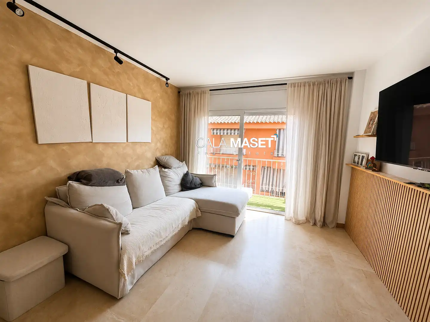 Sala de estar de Ático en venta en Castell d'Aro, Platja d'Aro i s'Agaró con Calefacción, Terraza y Amueblado
