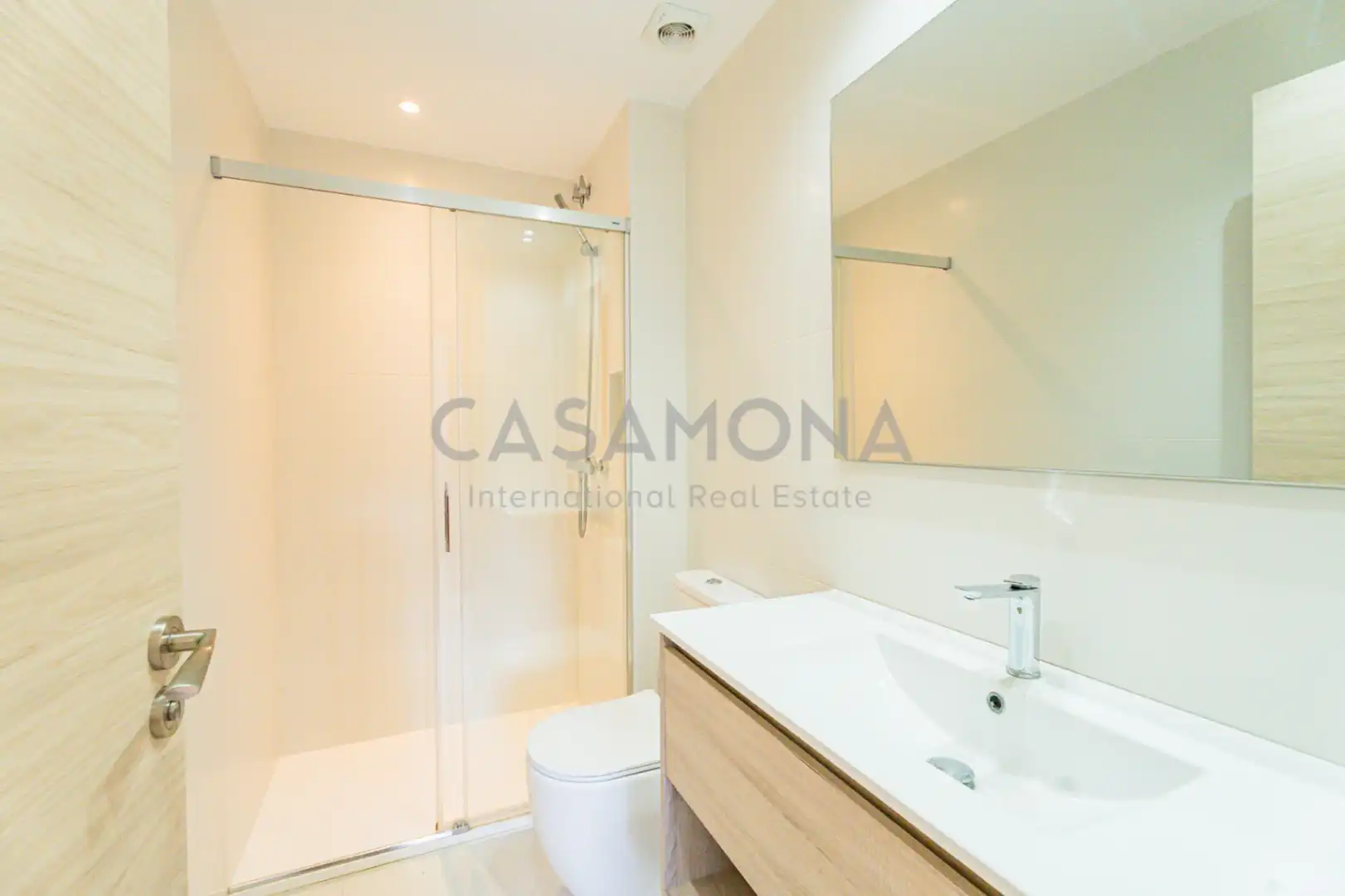 Bathroom of Houses for rent to own in Barcelona  with Air Conditioner, Heating and Private garden