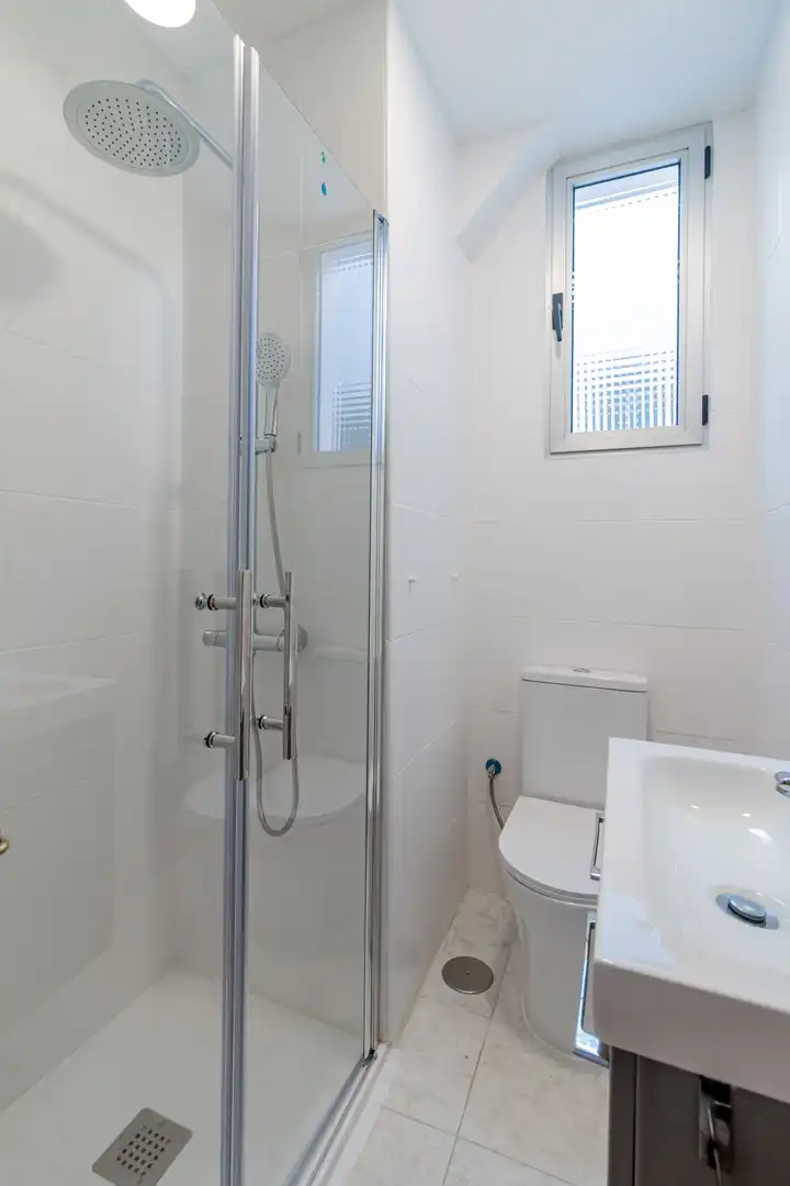 Bathroom of Flat for sale in Madrid