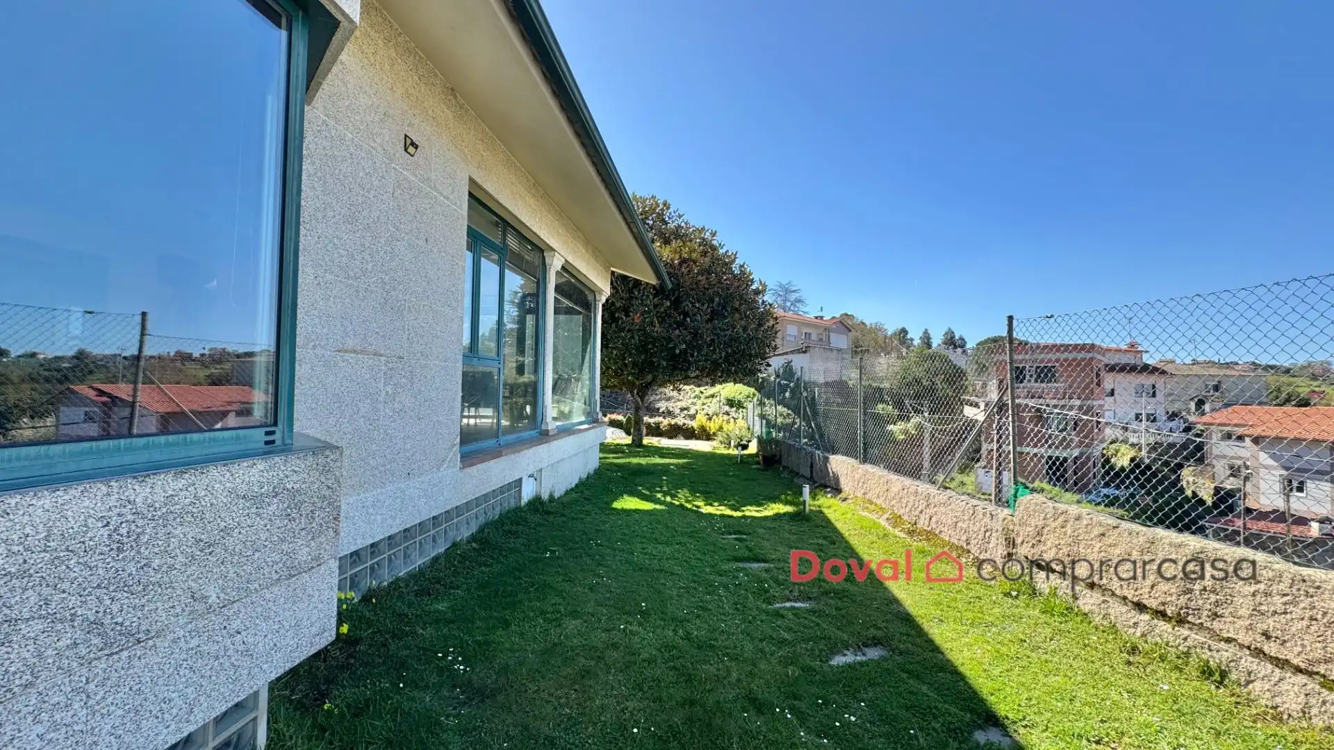 Vista exterior de Casa o xalet en venda en Vigo  amb Aire condicionat, Calefacció i Jardí privat