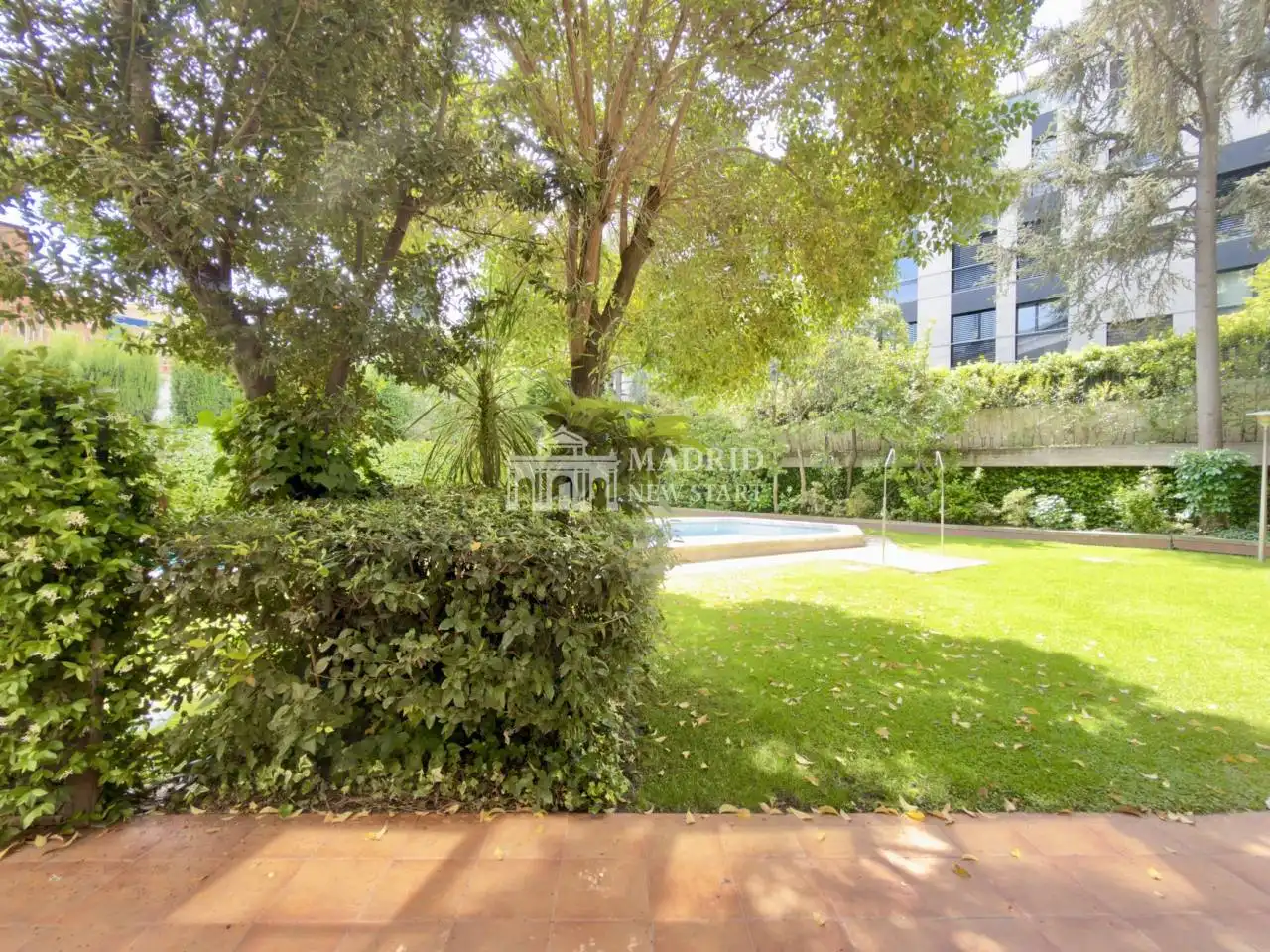 Jardín de Dúplex de alquiler en Madrid con Aire acondicionado, Calefacción y Amueblado