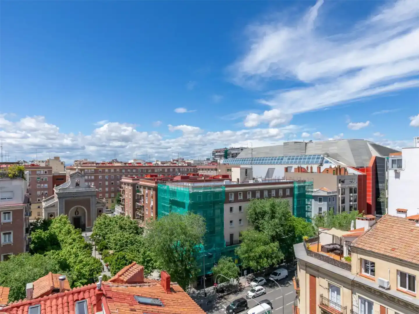 Vista exterior de Apartament de lloguer en  Madrid Capital amb Aire condicionat i Piscina