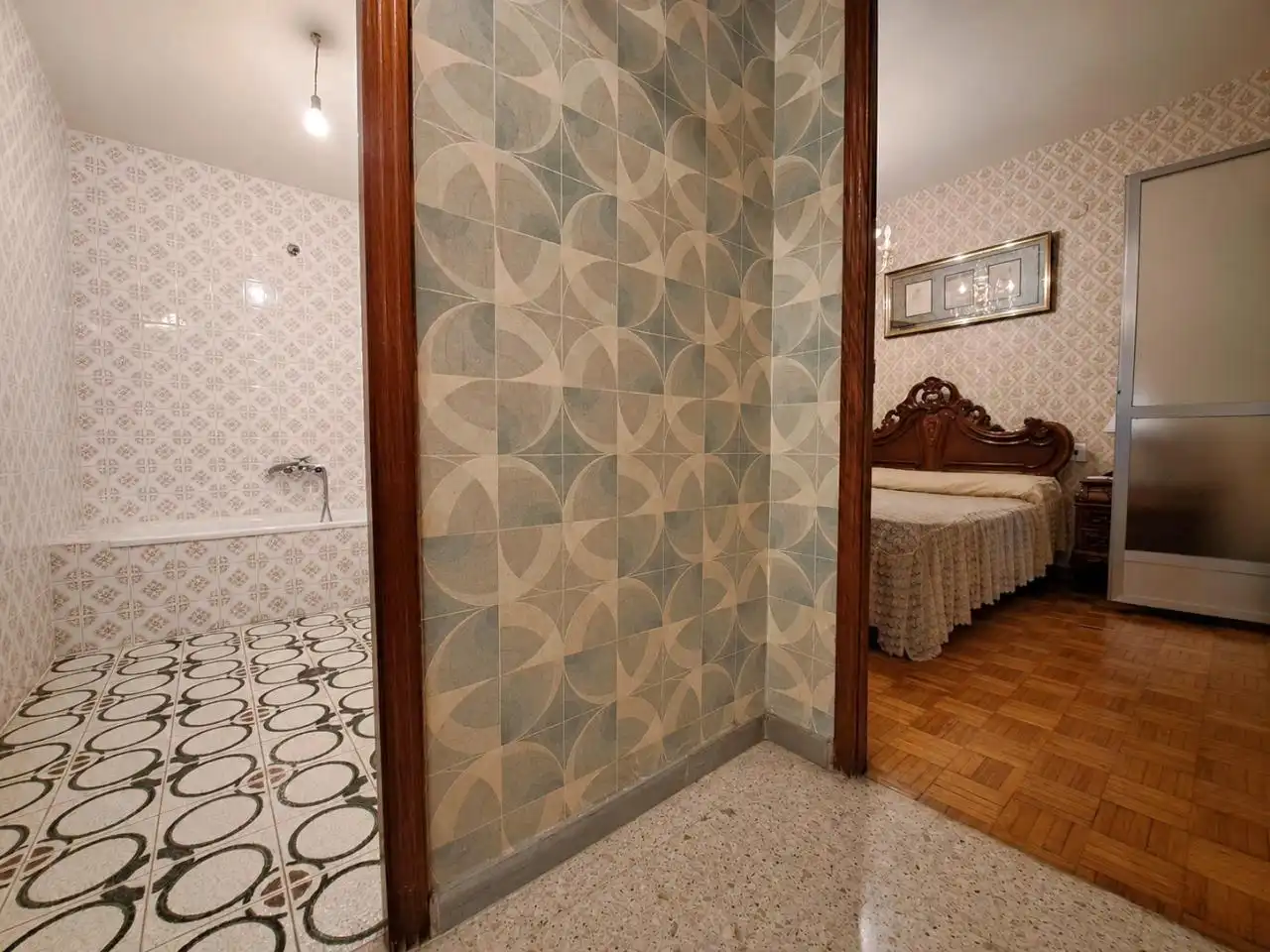 Bany de Pis en venda en Ourense Capital  amb Parquet, Traster i Moblat