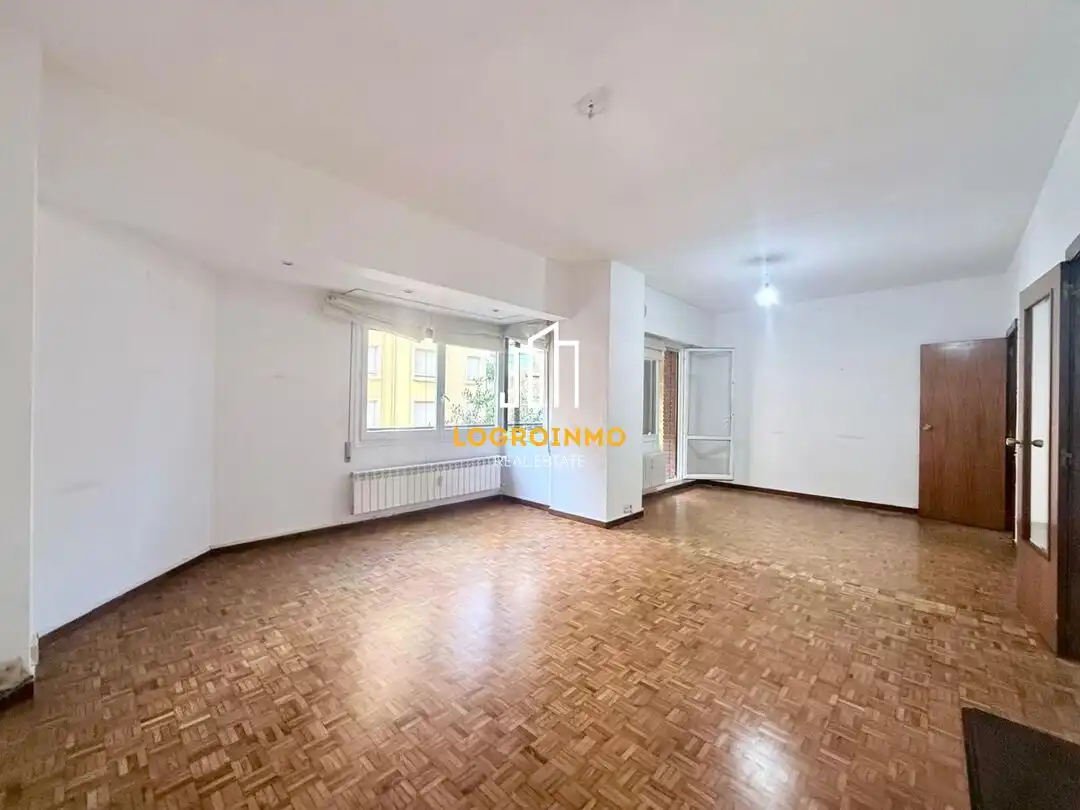 Sala d'estar de Pis en venda en  Logroño amb Calefacció, Traster i Balcó