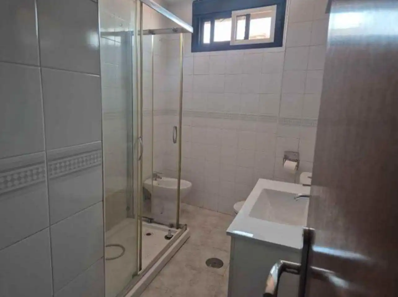 Badezimmer von Wohnung zur Miete in Cáceres mit Klimaanlage