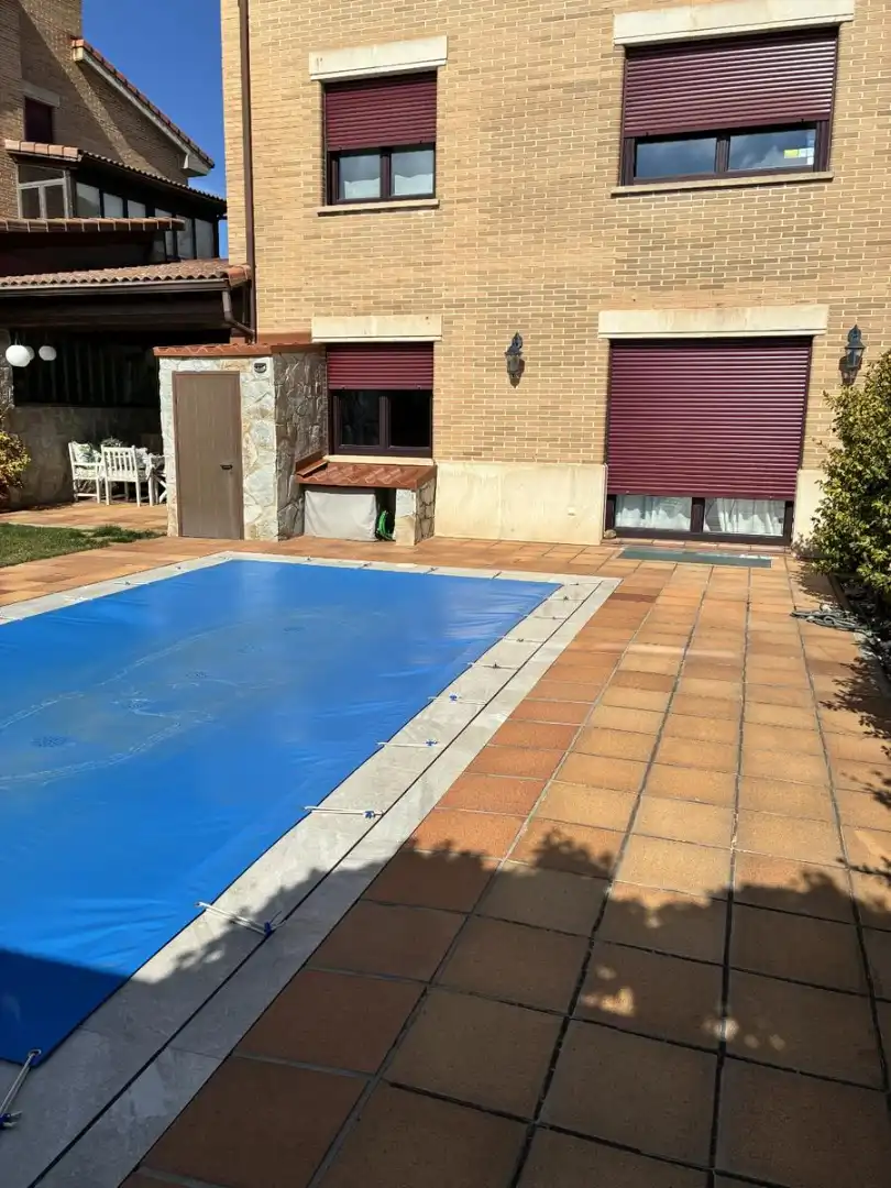 Schwimmbecken von Einfamilien-Reihenhaus zum Verkauf in Soria Capital  mit Heizung, Privatgarten und Terrasse