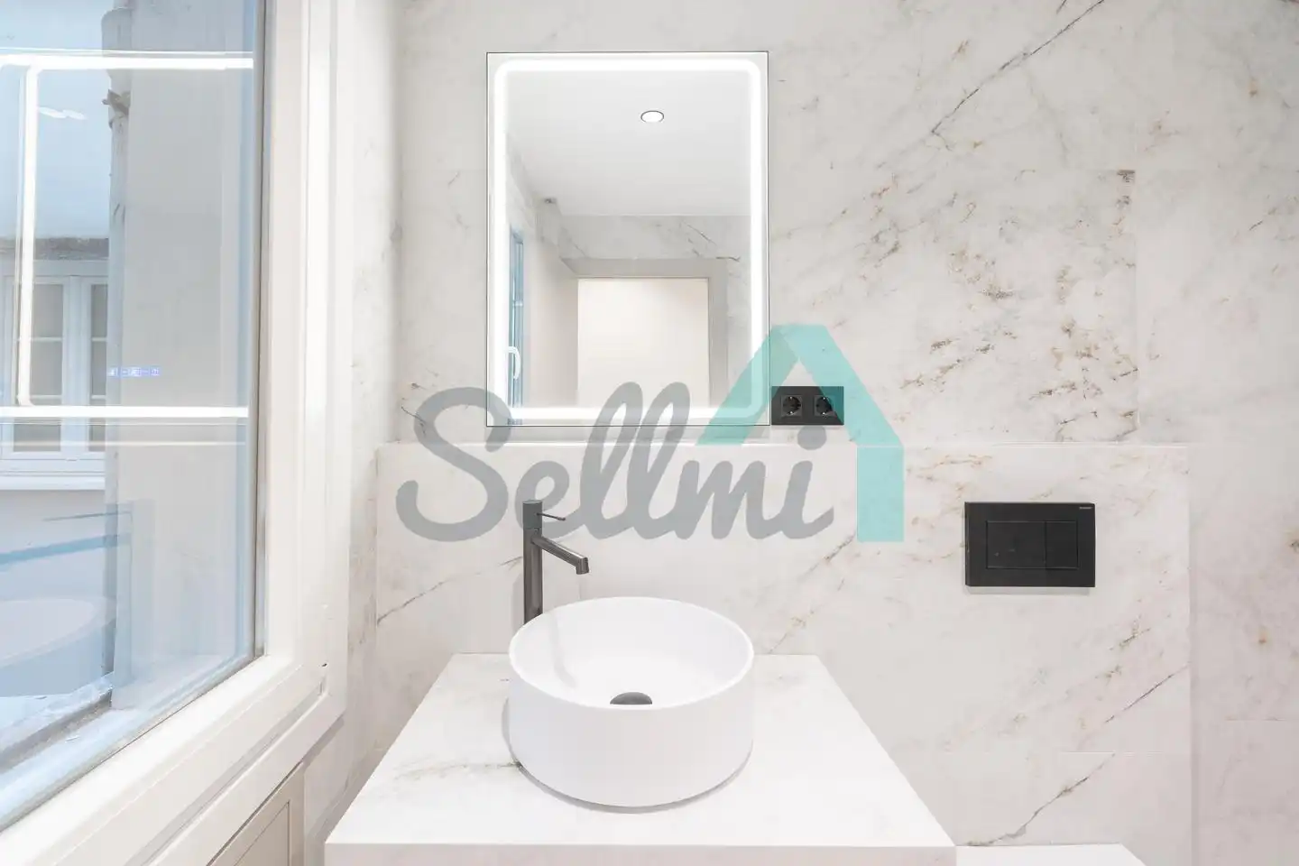 Baño de Piso en venta en Oviedo  con Calefacción, Trastero y Balcón