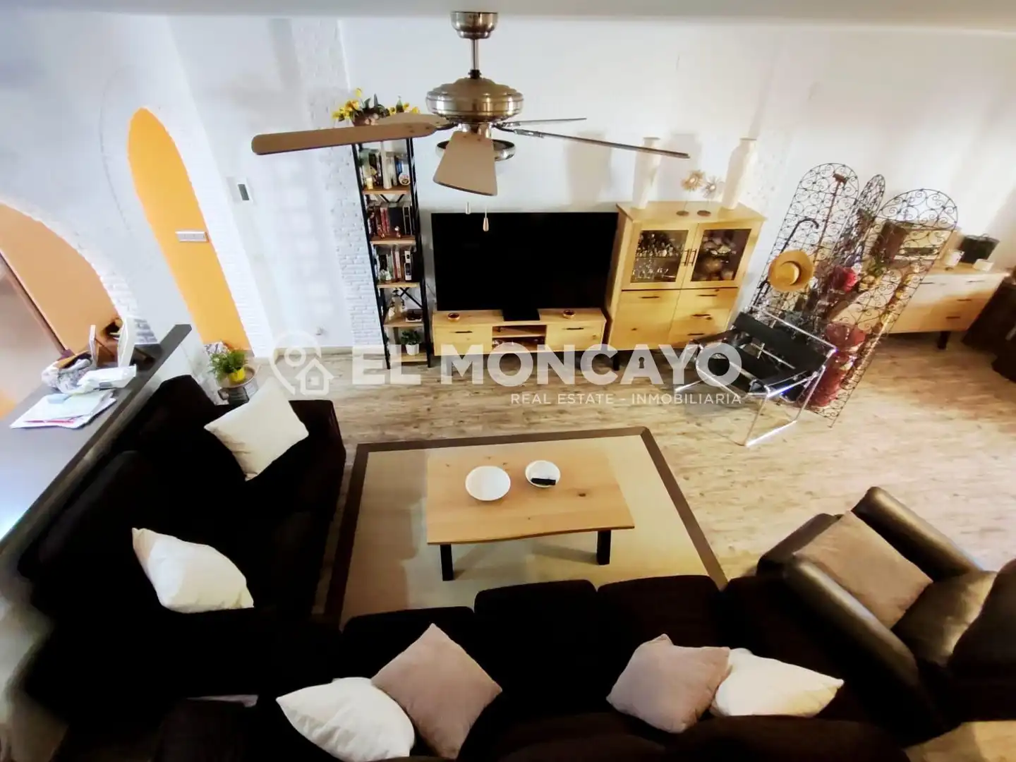 Sala d'estar de Casa adosada en venda en Torrevieja amb Aire condicionat, Calefacció i Jardí privat
