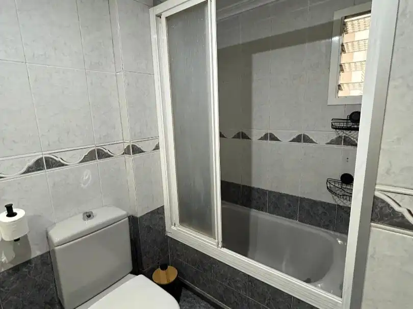 Badezimmer von Wohnung zur Miete in  Valencia Capital mit Klimaanlage und Terrasse