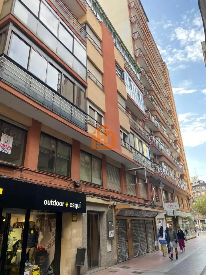 Vista exterior de Oficina en venta en León Capital  con Calefacción