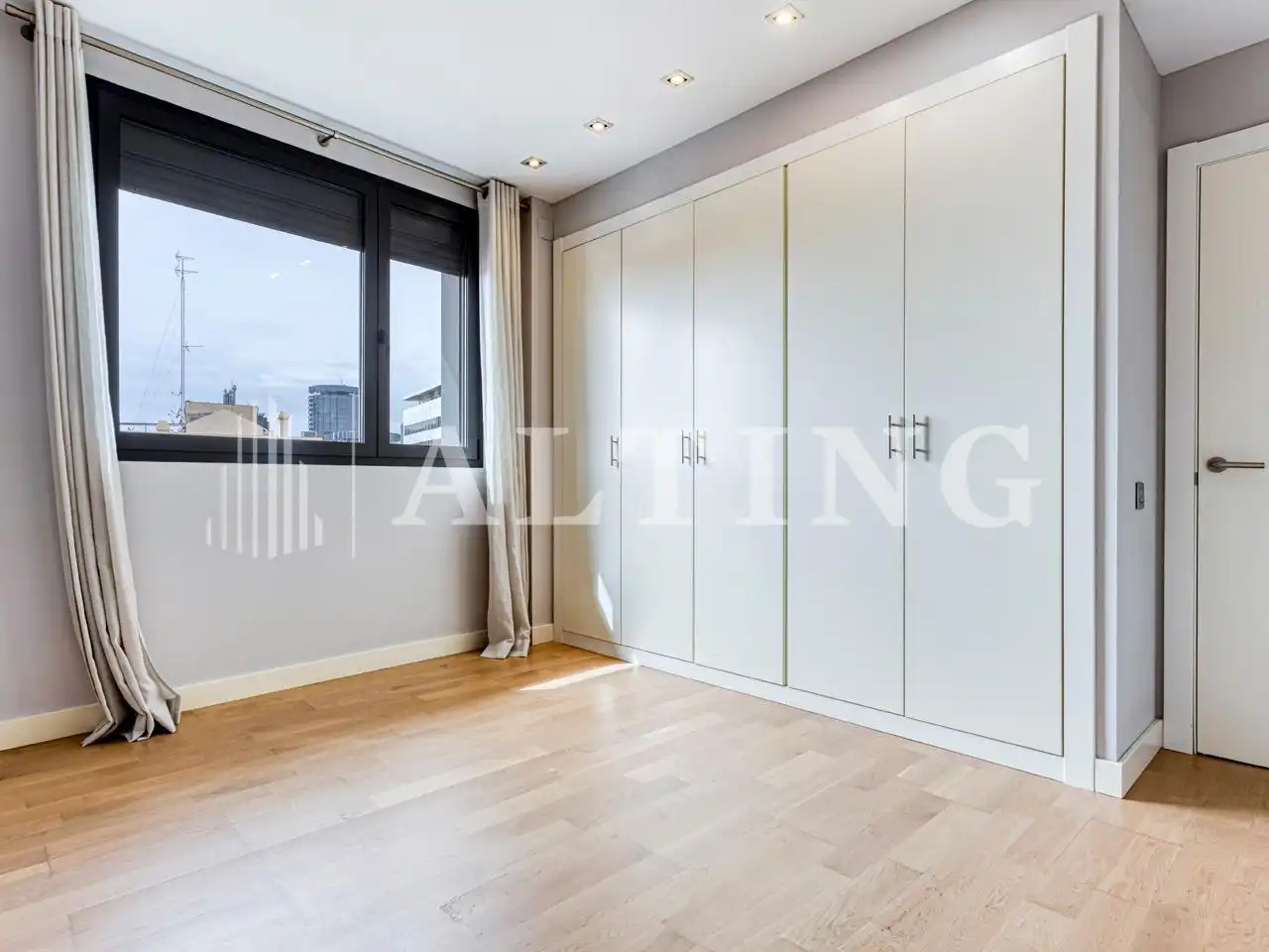 Schlafzimmer von Wohnung zum Verkauf in Barcelona mit Parkett, Terrasse und Abstellraum