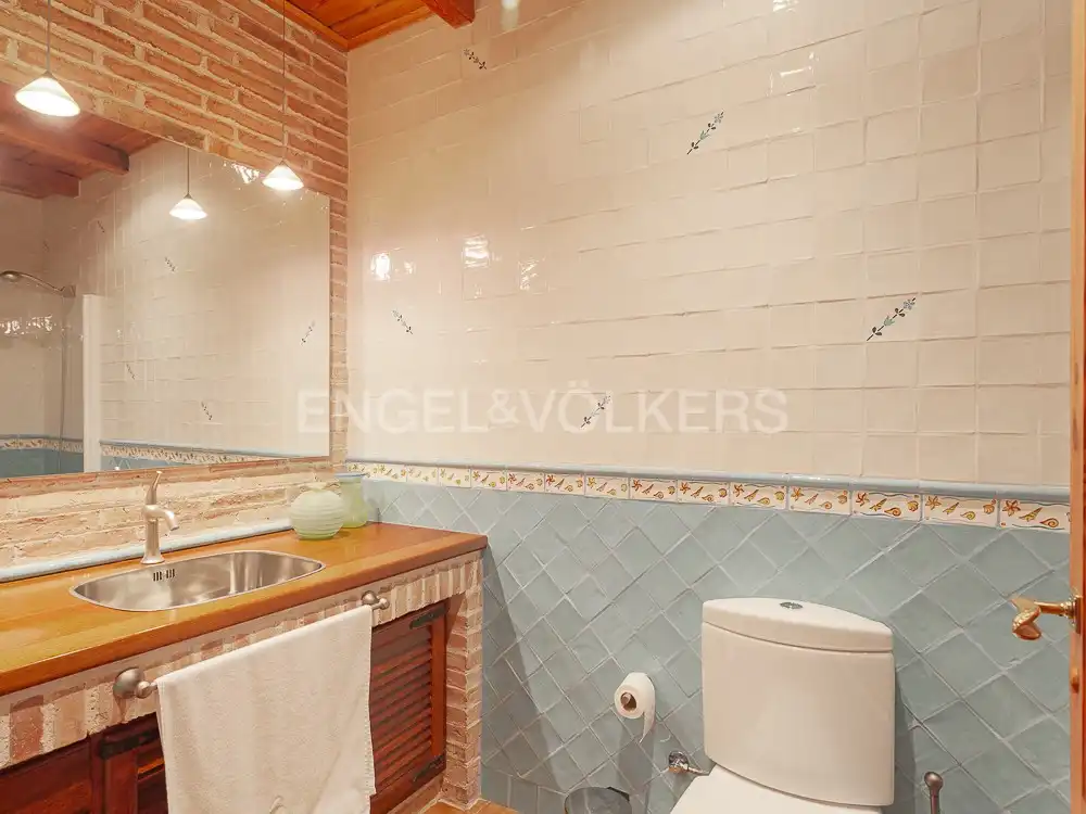 Badezimmer von Country house zur Miete in El Bruc mit Klimaanlage, Heizung und Privatgarten
