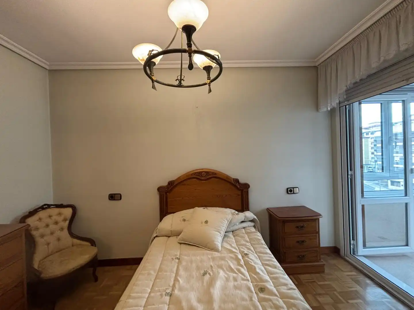 Habitación de Piso de alquiler en  Pamplona / Iruña con Calefacción, Parquet y Amueblado