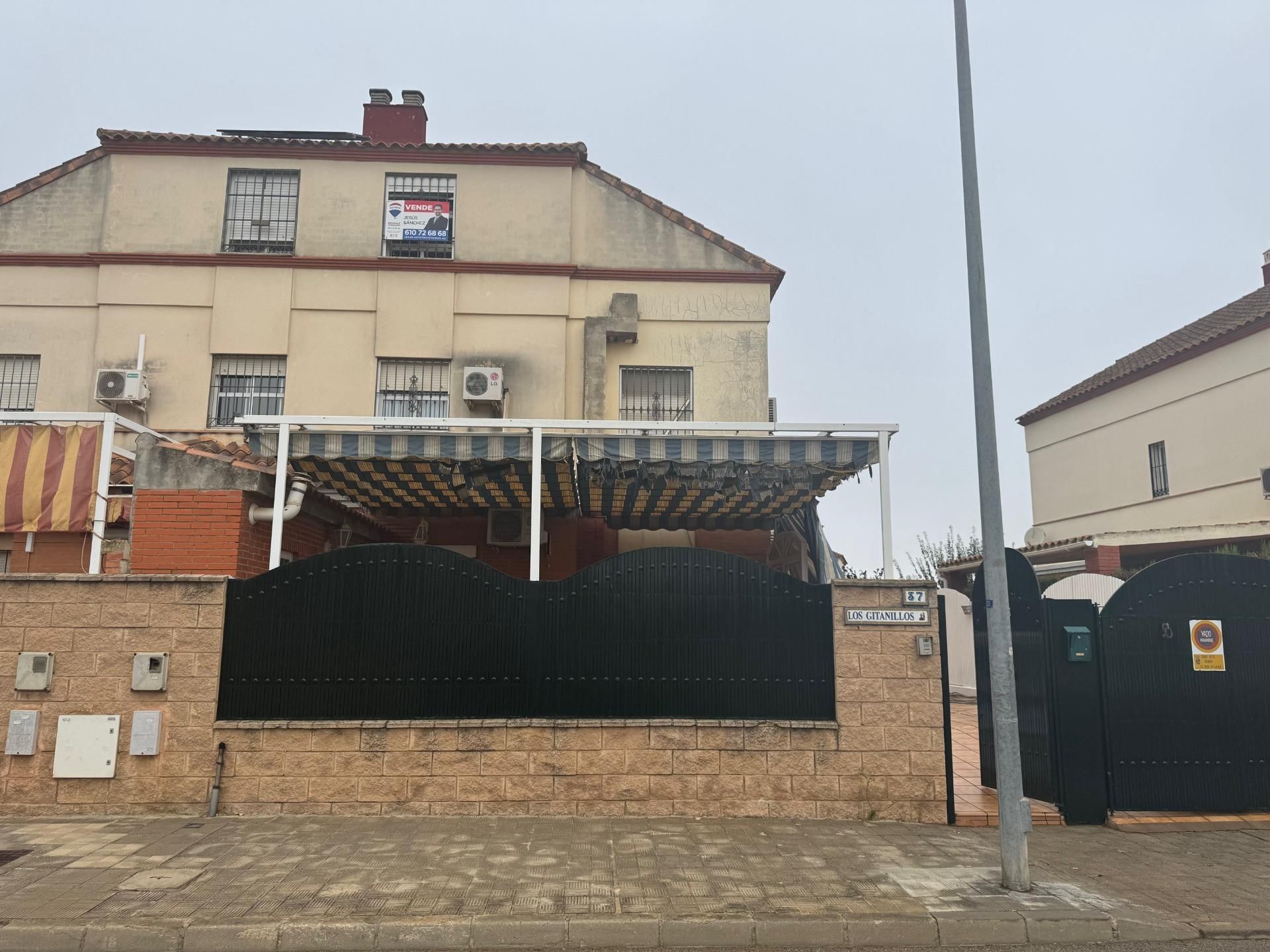 Vista exterior de Casa adosada en venda en Gines amb Aire condicionat, Jardí privat i Terrassa