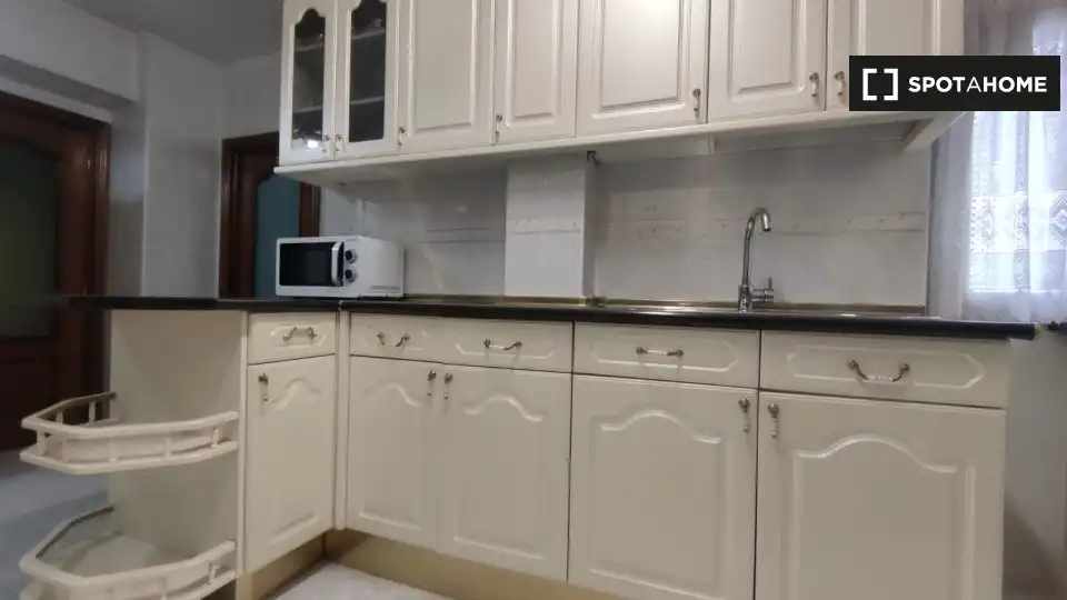 Kitchen of Flat for share in Alcalá de Henares  with Air Conditioner, Heating and Furnished