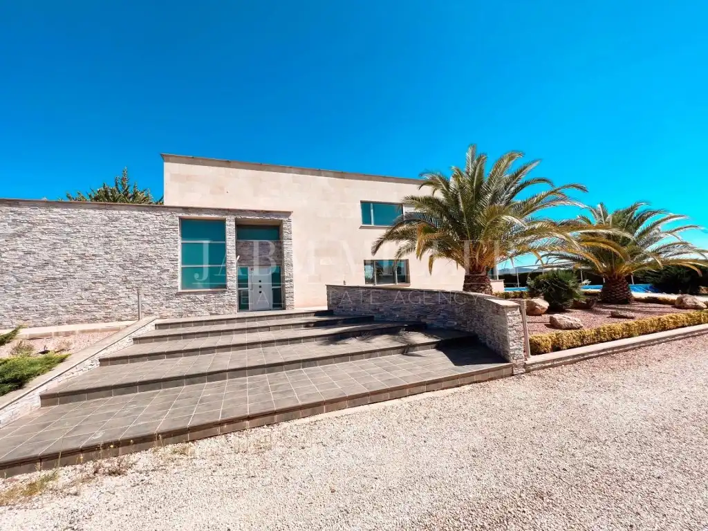 Vista exterior de Casa o xalet en venda en Yecla amb Aire condicionat, Calefacció i Jardí privat